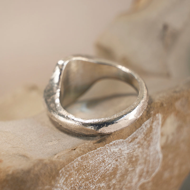 UNUN_Topo_SilverSignet-Back.jpg__PID:2a6dd5a8-b532-4f18-89ad-7b2387a5cabd